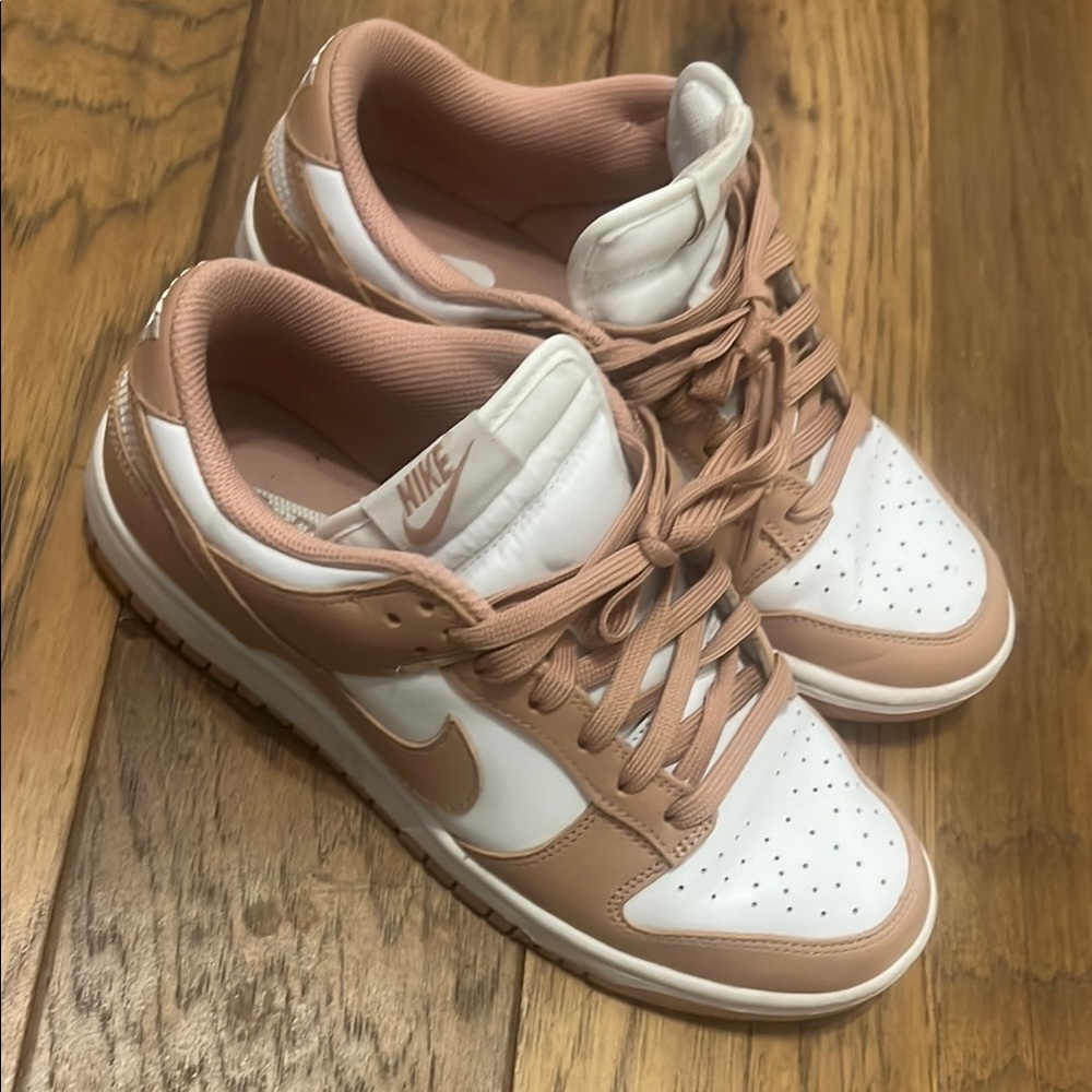 Nike Women's rose and White Sneakers dunks